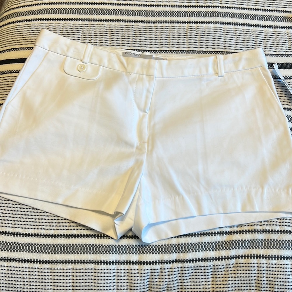 Women’s white flat front stretch shorts size 8